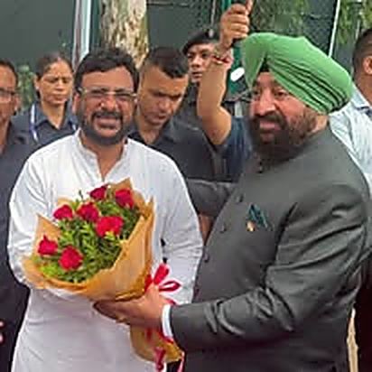 Shadab Shams presenting a bouquet to the Governor of Uttarakhand, Lt Gen Gurmit Singh